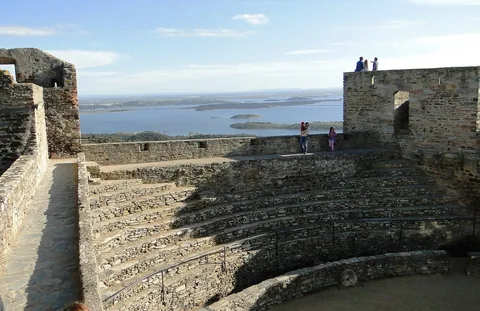 Borgmuren og arenaen i Monsaraz med den blå Alqueva-sjøn og Alentejo-sletten i bakgrunnen