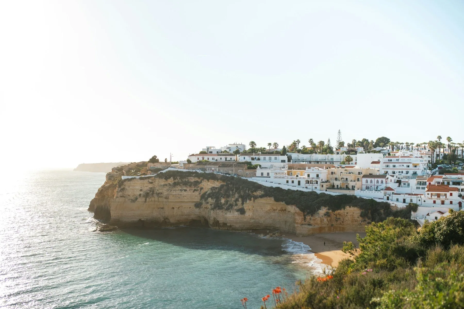 Stranden i Carvoeiro sett fra klippen, med hvite hus rundt bukta
