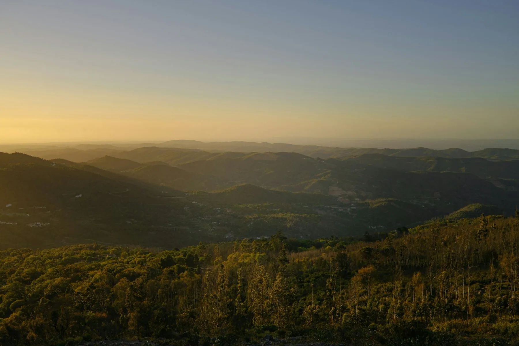 Solnedgang over åsryggene i Serra de Monchique sett fra høyden