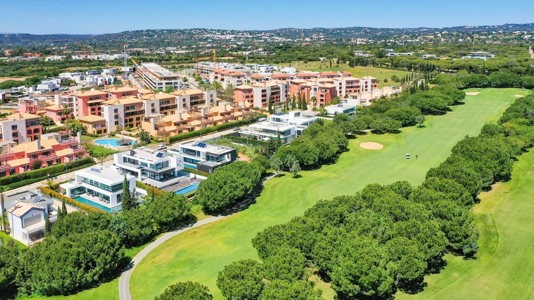 Luftfoto av golfbane med villaer og grønne fairways i Vilamoura