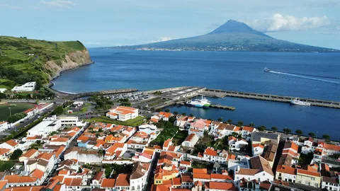 Horta på Faial fra lufta, med havna i forgrunnen og fjellet Pico i bakgrunnen