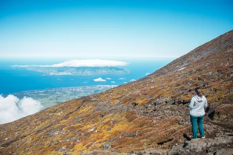 Utsikt fra vulkanskråningen på Pico mot naboøyene i havet, Azorene
