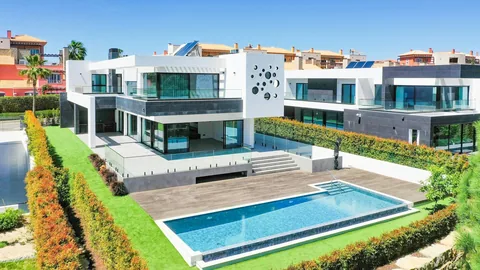 Stor hvit villa med svømmebasseng ved golfbanen i Vilamoura i Algarve