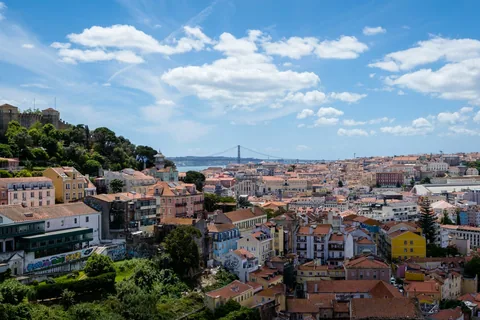 Utsikt fra Miradouro da Graca over takene og kirketårnene i Lisboa sentrum