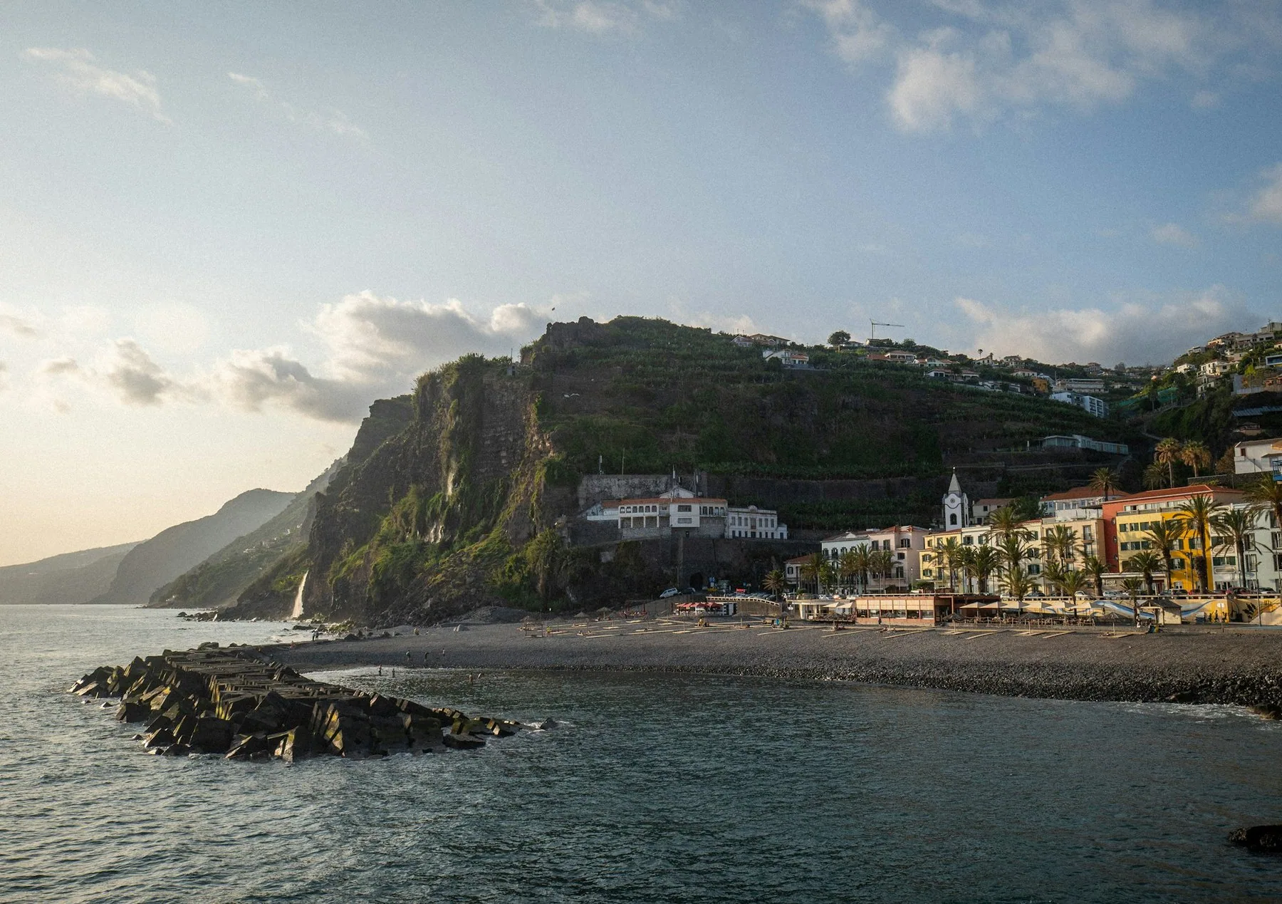 Den lille kystbyen Ponta do Sol på Madeira ligger ved foten av en grønn, bratt klippe mot havet