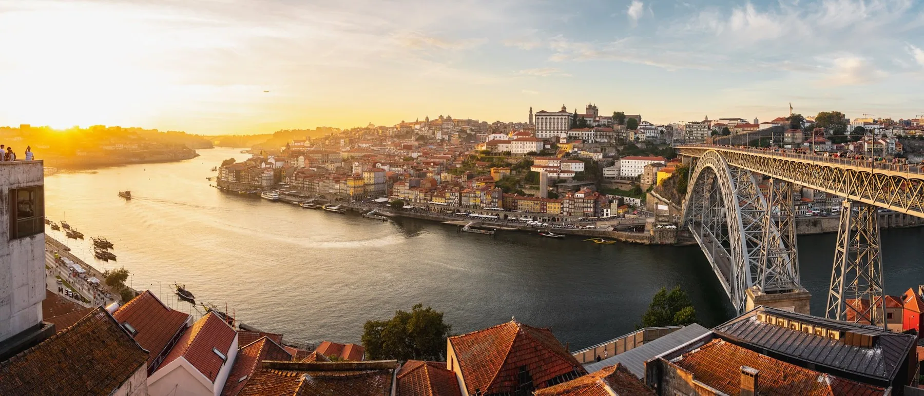 Panorama over Porto med Douro-elven, broene og Ribeira-bydelen sett ovenfra