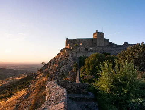 Borgen i Marvao på fjelltoppen i sommersolnedgang i Alentejo