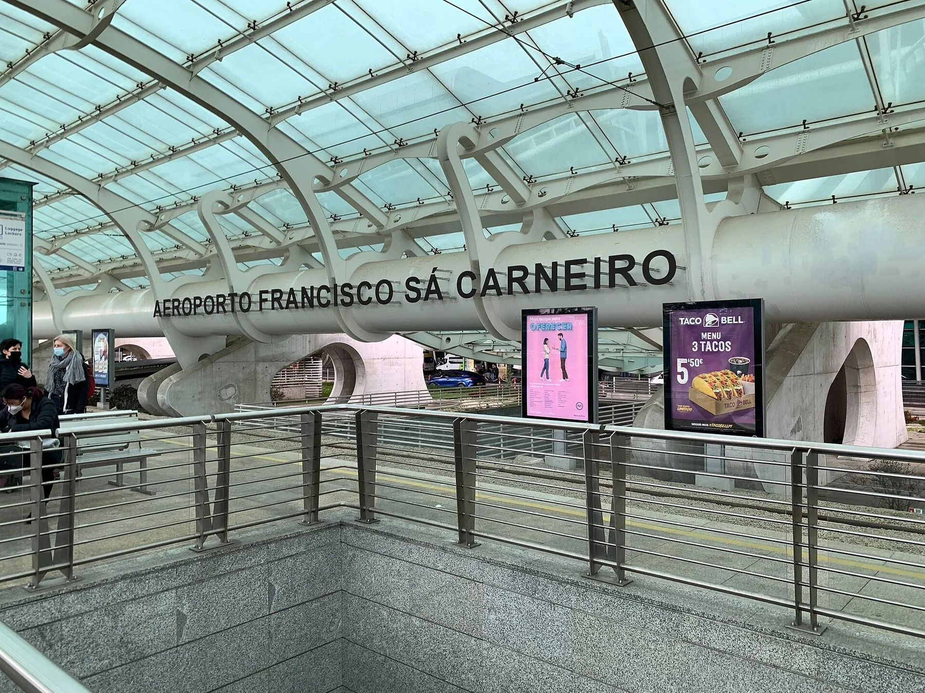 Terminalhallen på Porto lufthavn Francisco Sa Carneiro med navneskiltet under glasstaket