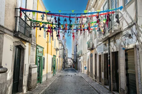 Smal gate i Lisboa pyntet med fargerike girlandere og vimpler til junifestene