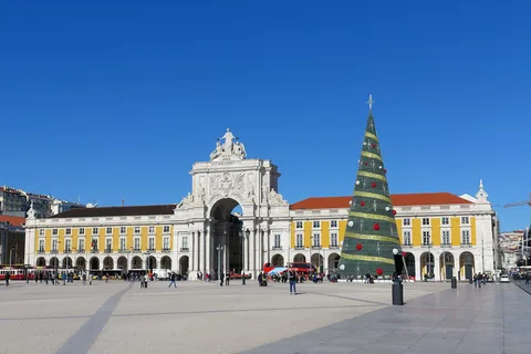 Stort juletre på Praça do Comércio i Lisboa, med triumfbuen Arco da Rua Augusta og gule arkader bak