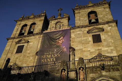 Katedralen i Braga i kveldssol, med et stort banner for Semana Santa hengt på fasaden