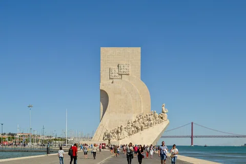 Oppdagelsesmonumentet i Belém ved Tejo, med 25. april-broen i bakgrunnen