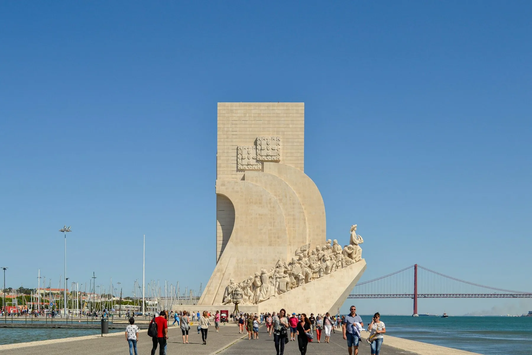 Oppdagelsesmonumentet i Belém ved Tejo, med 25. april-broen i bakgrunnen