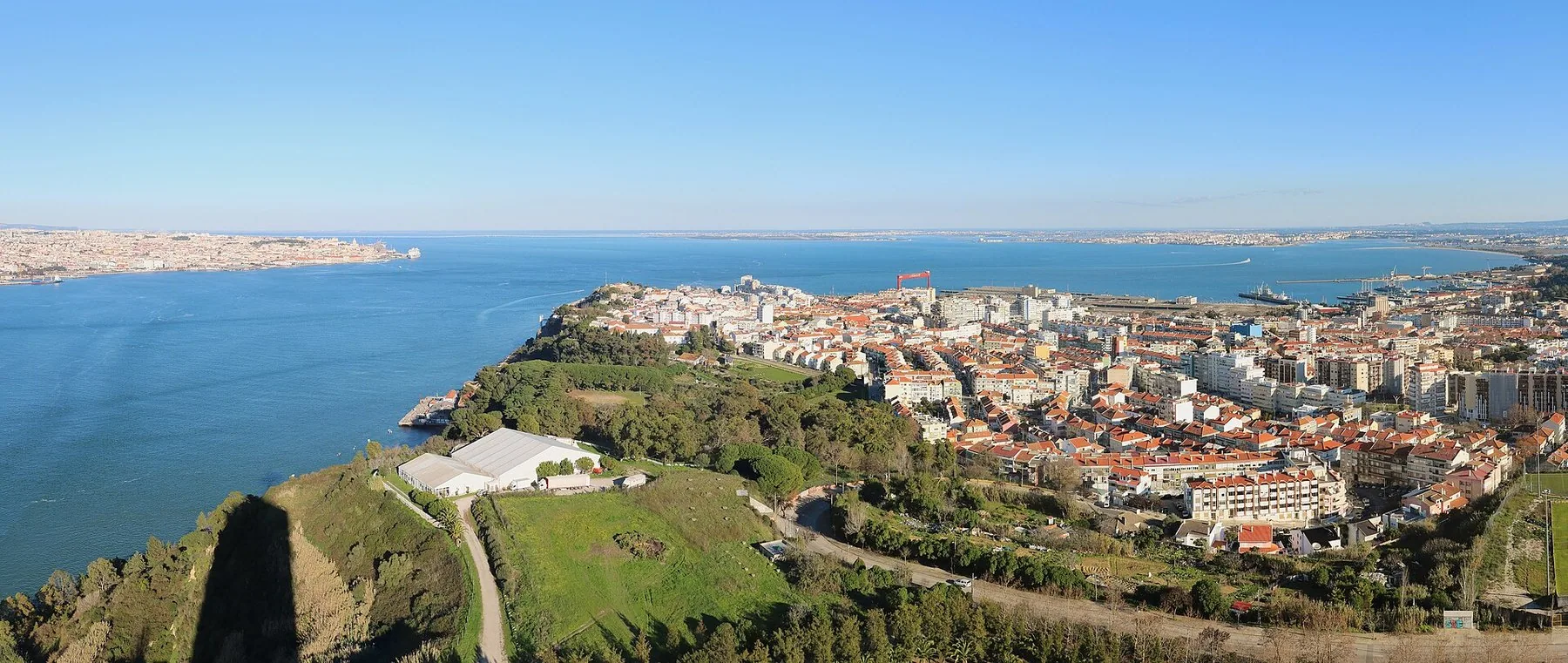 Utsikt fra Cristo Rei over Almada og Cacilhas ved Tejo, med Lisboa på den andre siden av elva