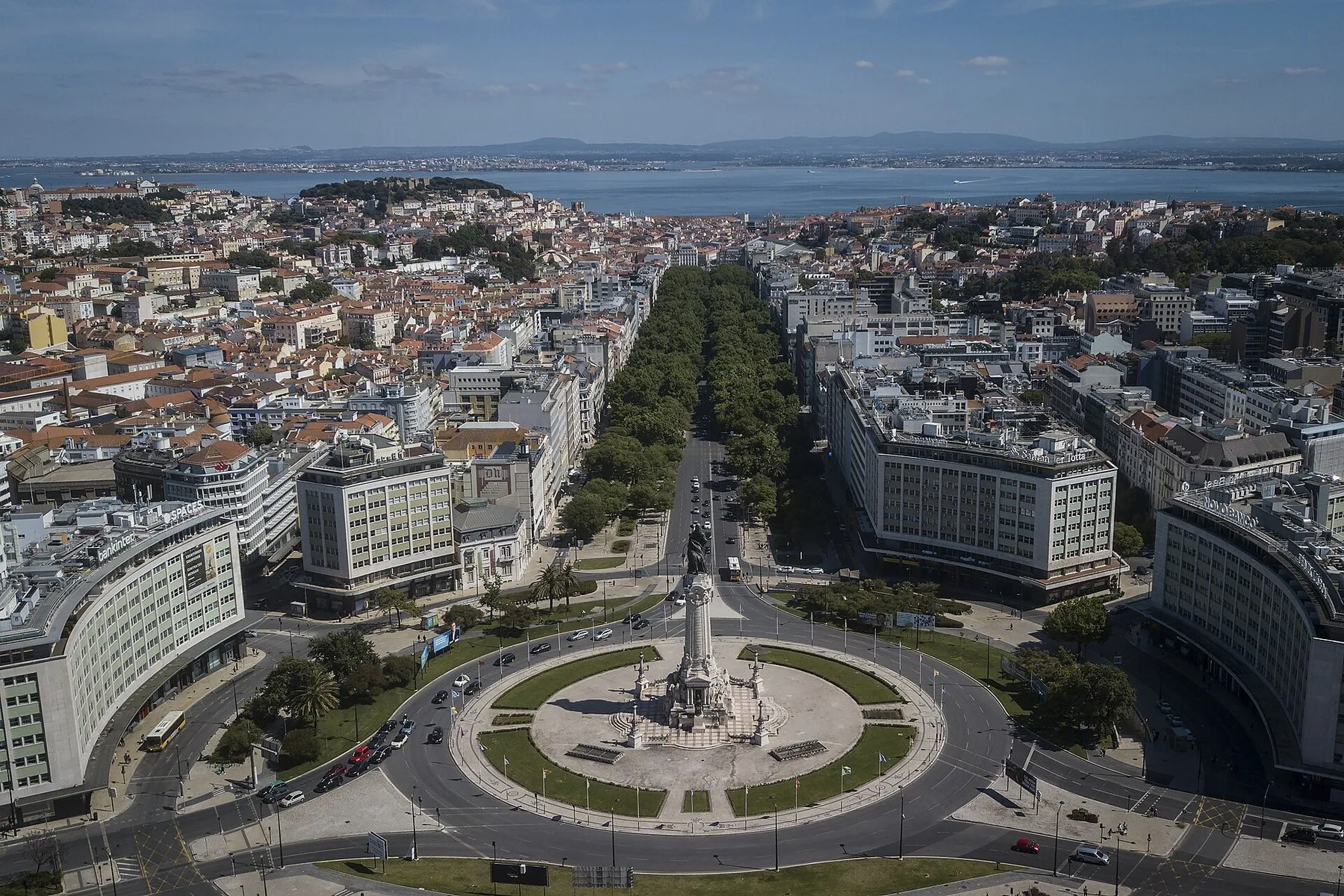 Rundkjøringen ved Marquês de Pombal sett ovenfra, med den trekantede alleen Avenida da Liberdade ned mot Tejo