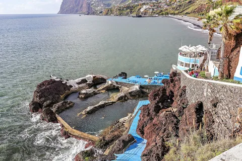 Badeanlegget Doca do Cavacas i Funchal med sjøvannsbassenger i lavaklippene og blå solterrasser ned mot havet