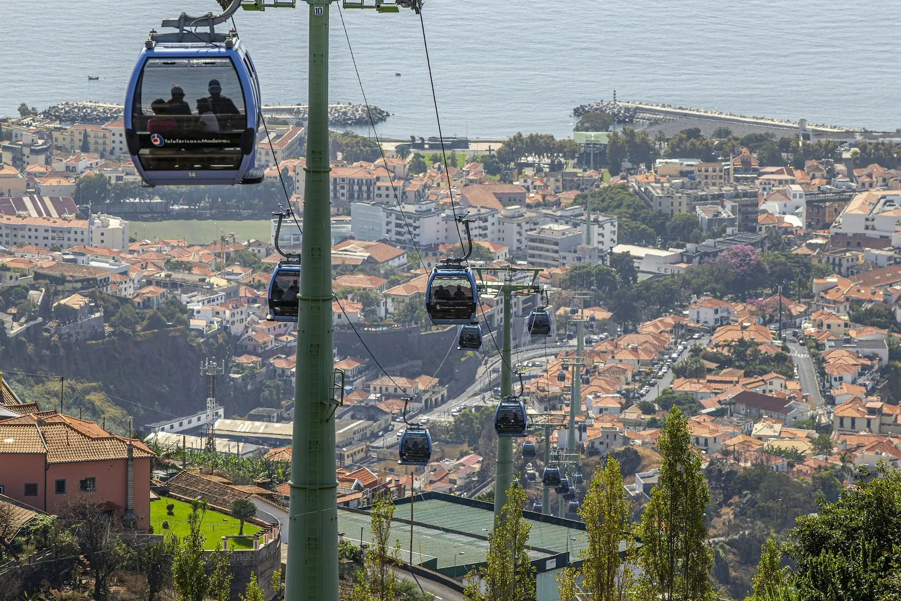 Taubanegondol på vei opp fra Funchal mot Monte, med byen og bukta under