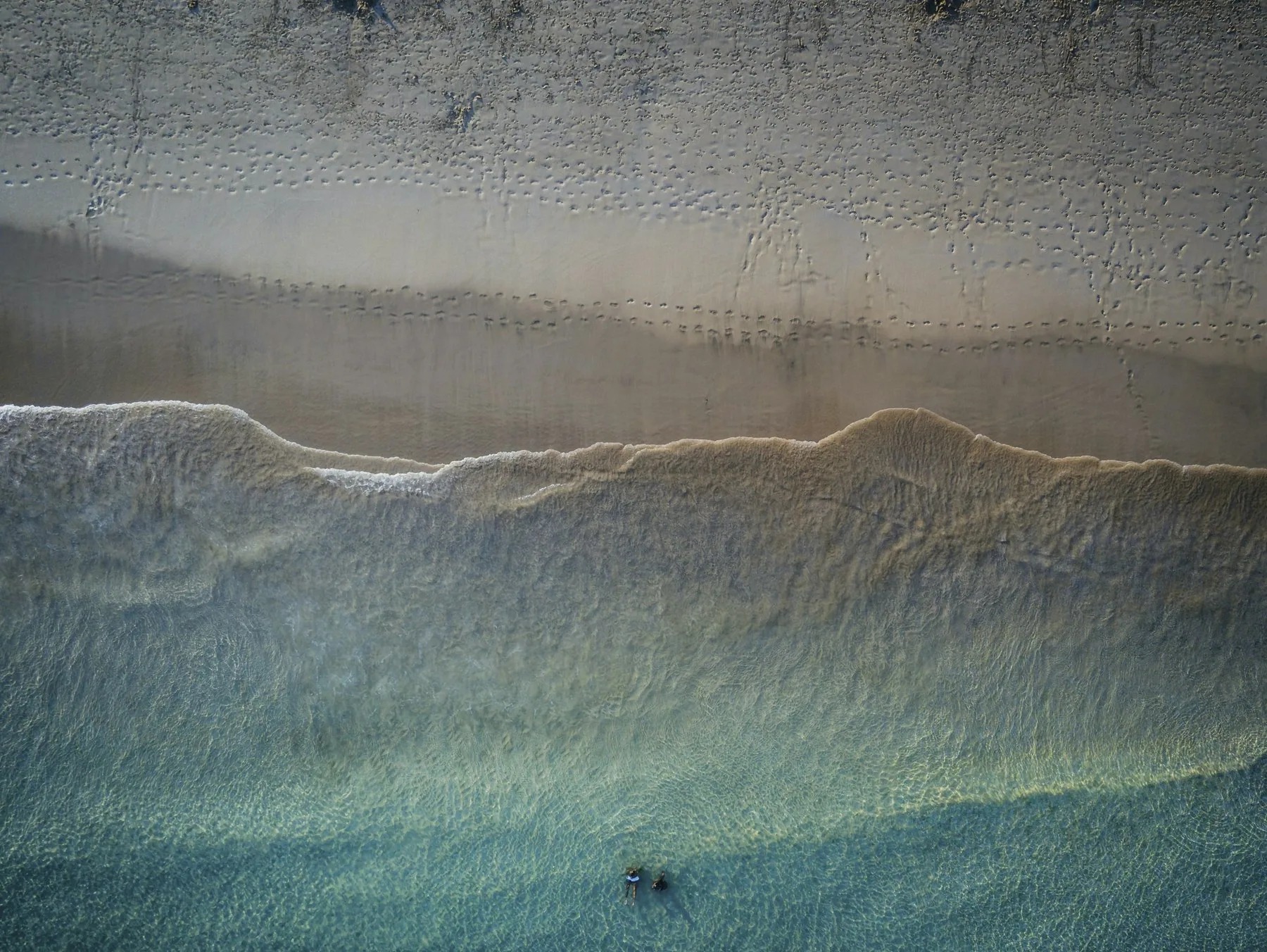 Dronebilde av den lange, gylne sandstranden på Porto Santo med turkist hav