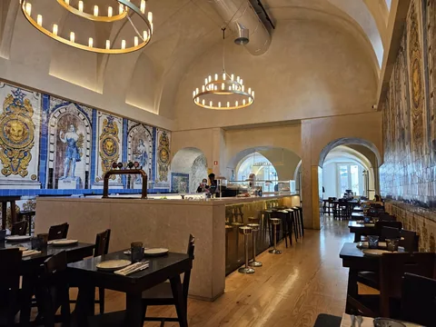 Ølbaren i Cervejaria Trindade i Lisboa med tappekraner på disken, hvelvet tak og azulejopaneler på veggene