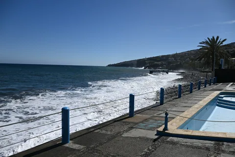 Sjøvannsbasseng og promenade med palmer langs Atlanterhavet på Madeira