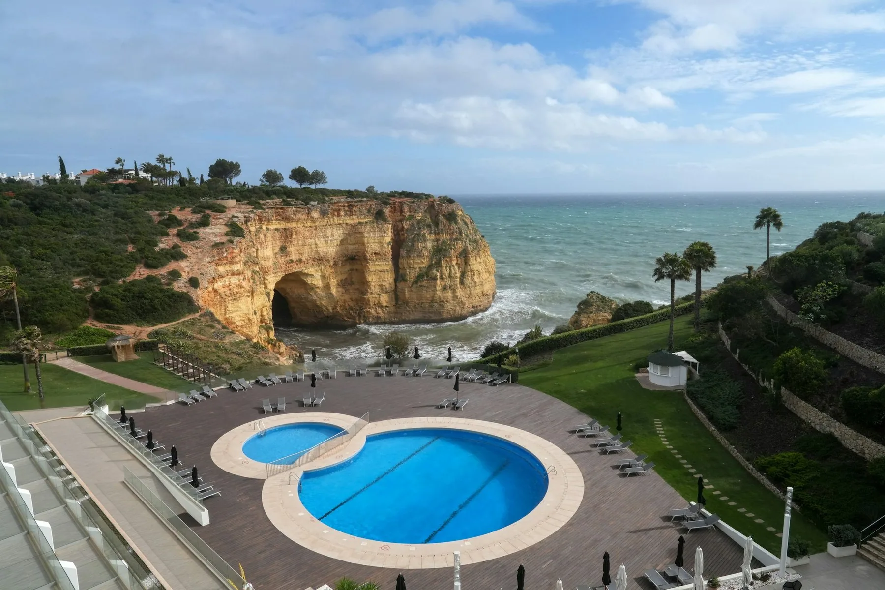 Hotellbasseng på klippen over havet ved Carvoeiro i Algarve sett ovenfra