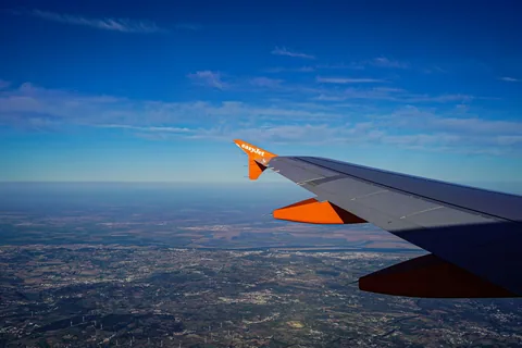 Flyvingen over Lisboa og Tejo-elven sett fra vinduet på vei inn mot flyplassen