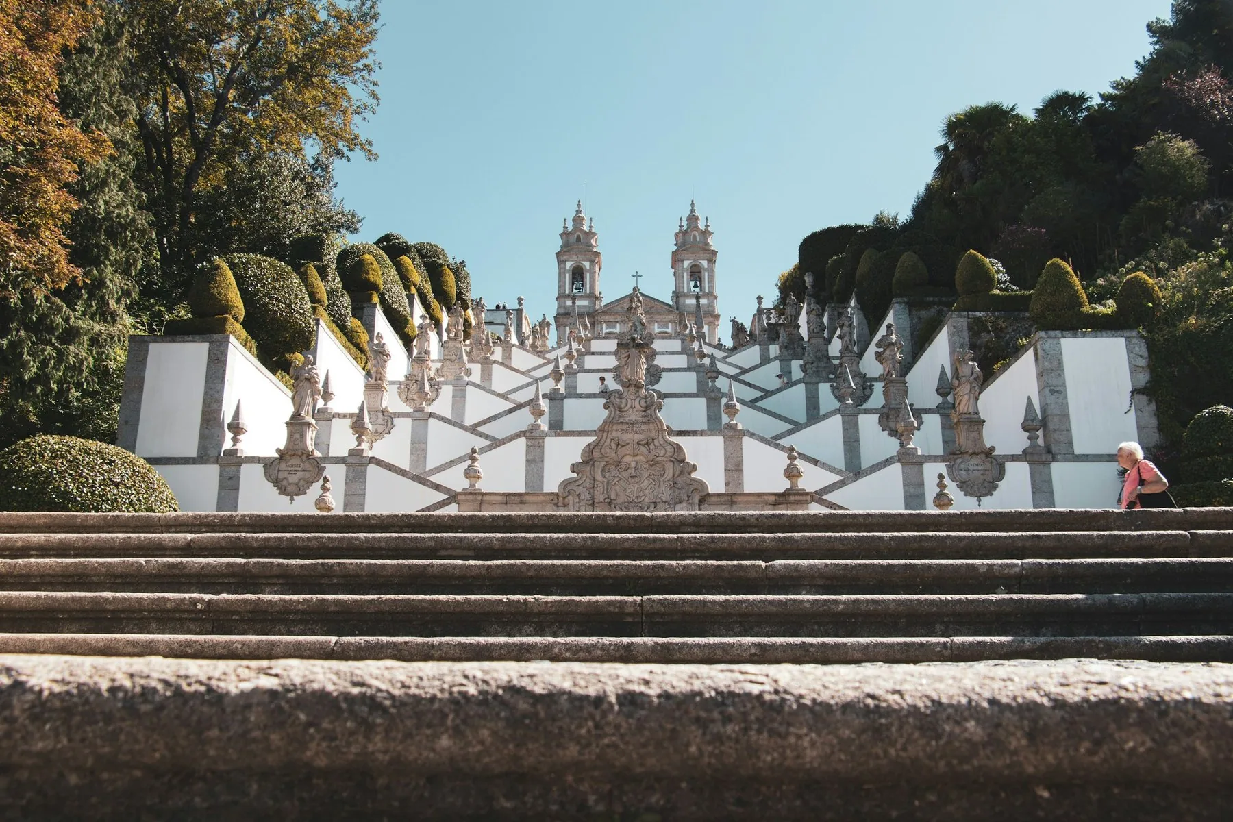 Den hvitkalkede barokktrappen opp til Bom Jesus do Monte i Braga med kirketårnene på toppen