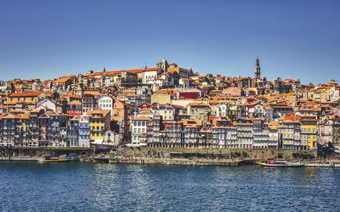 Portos hus stablet opp åsen over Douro, sett fra Gaia-siden i sommersol