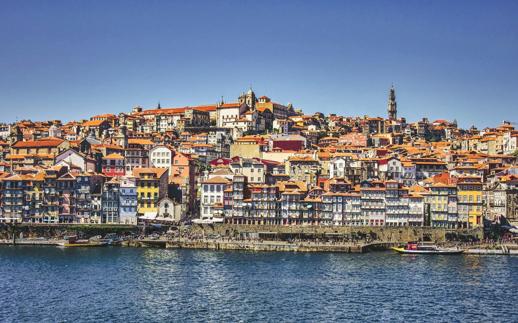 Portos hus stablet opp åsen over Douro, sett fra Gaia-siden i sommersol