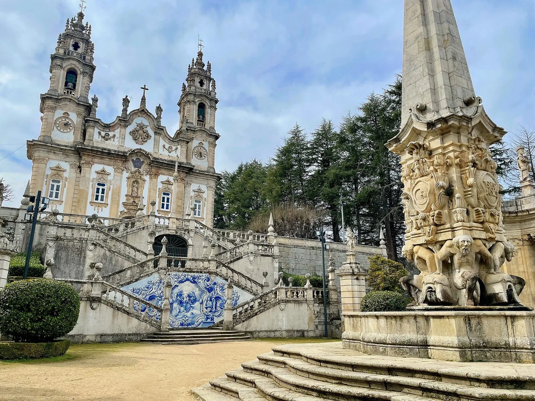 Barokkirken Nossa Senhora dos Remédios i Lamego med tvillingtårn, azulejos og øverste del av trappen