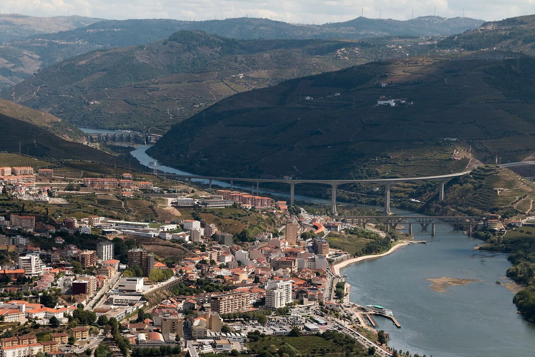 Peso da Régua sett ovenfra, med byen langs Douro-elva, motorveibrøn og bratte vinterrasser i dalsidene