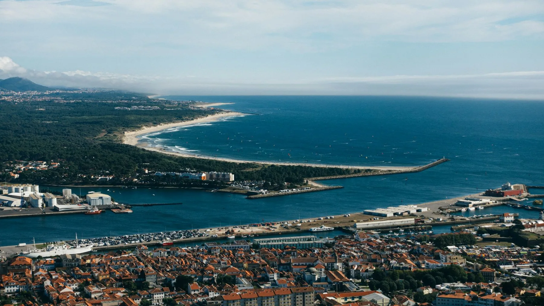 Viana do Castelo sett ovenfra med byen, Lima-elvas munning, moloene og Atlanterhavskysten nordover