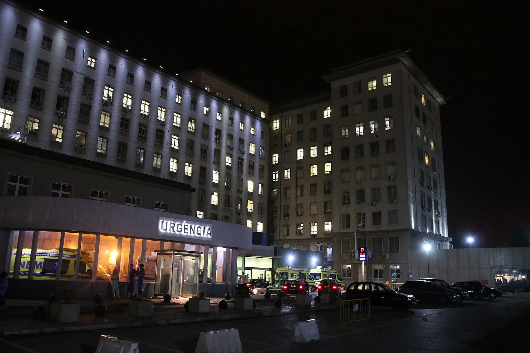 Akuttmottaket Urgencia ved Hospital de Santa Maria i Lisboa, opplyst om kvelden