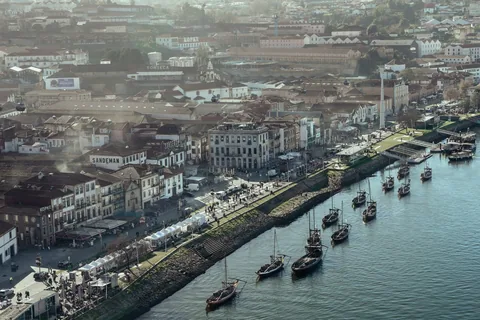 Elvebredden i Vila Nova de Gaia med båter på Douro, der portvinshusene ligger