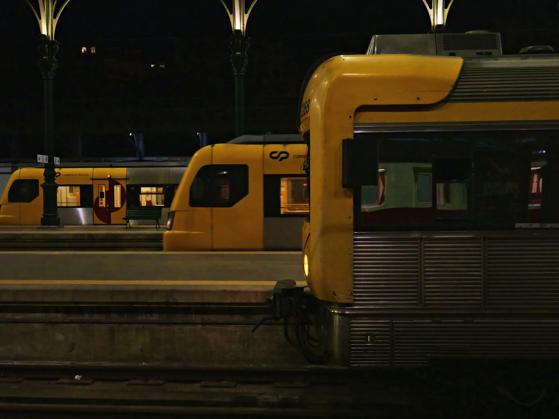 Tog står klare på perrongene inne på Sao Bento-stasjonen i Porto