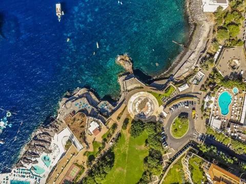 Svommebasseng rett ved havet på Lido-promenaden i Funchal, sett ovenfra