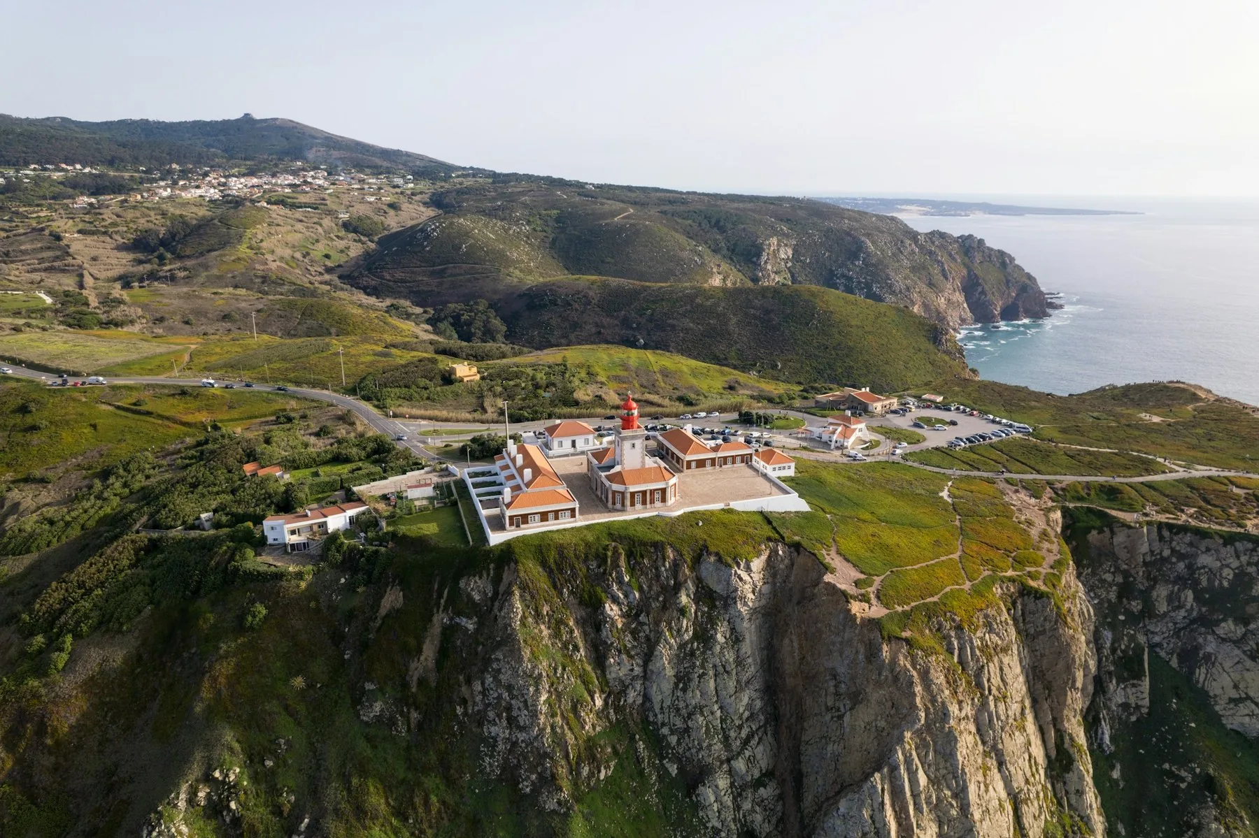 Luftfoto av klippekanten ved Cabo da Roca der fastlandet ender mot Atlanterhavet