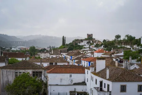 Obidos med hvite hus, bymur og landskapet bakenfor sett fra borgen