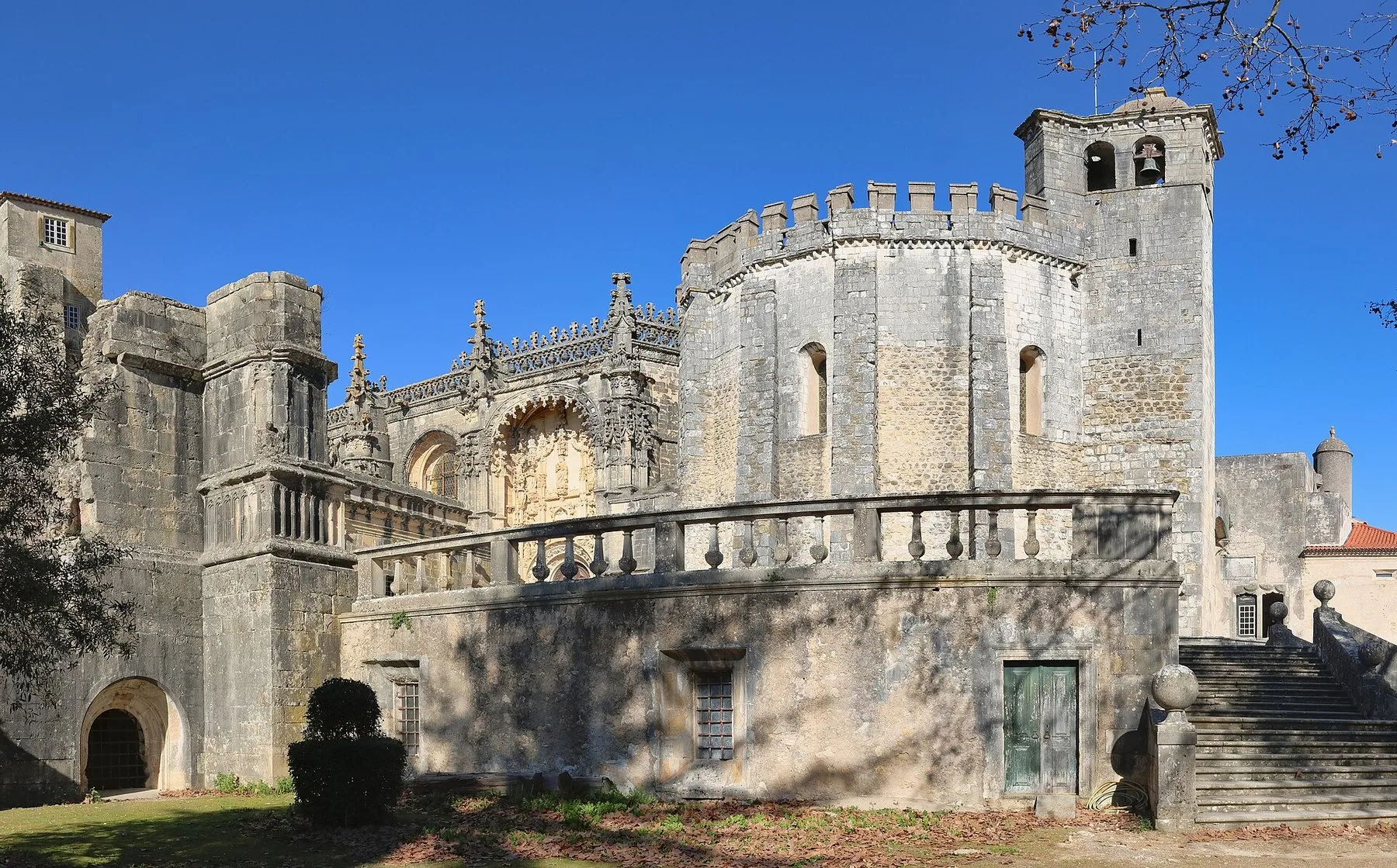 Tempelriddernes rundkirke Charola i Convento de Cristo i Tomar, sett fra hagen under blå himmel