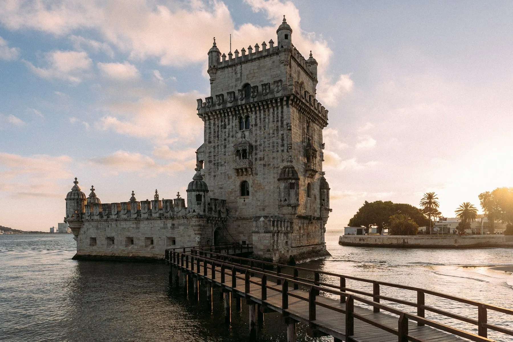 Belém-tårnet i Lisboa i lav kveldssol, sett fra gangbroen over Tejo