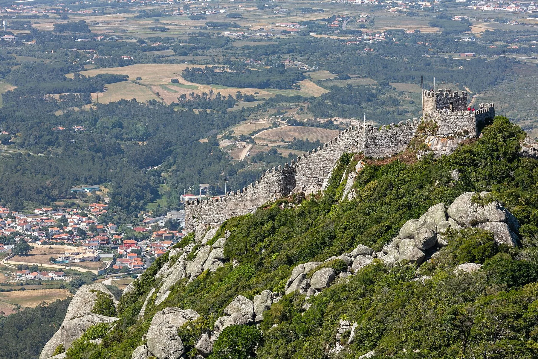 Murene til Castelo dos Mouros slynger seg langs den steinete fjellryggen over Sintra og sletta mot havet