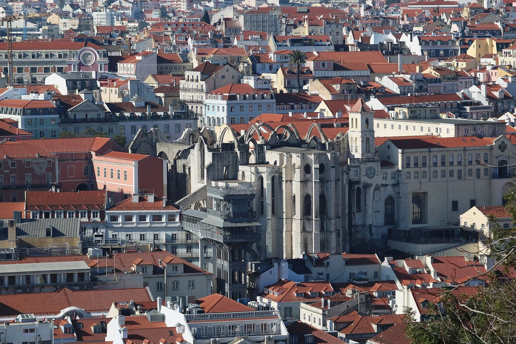 De takløse gotiske buene i Convento do Carmo reiser seg over tette hustak i Lisboa sett fra borgen