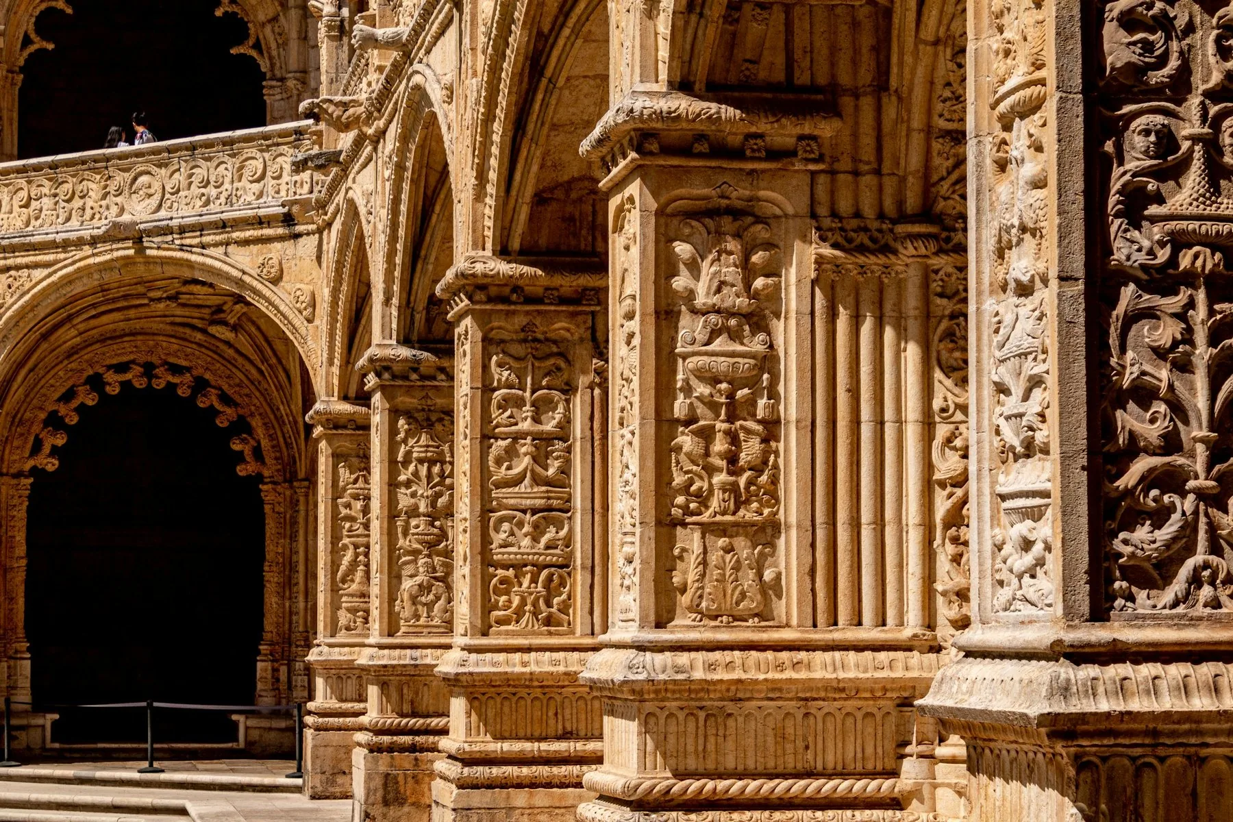 Klostergangen i Jerónimos-klosteret med manuelinske buer i to etasjer rundt hagen