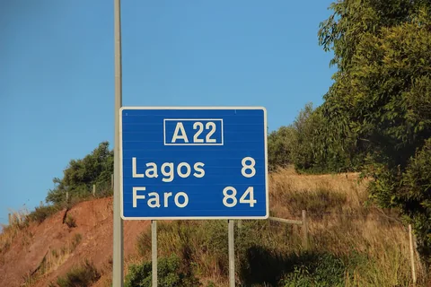 Blått motorveiskilt for A22 med avstander til Lagos og Faro ved Bensafrim i Algarve