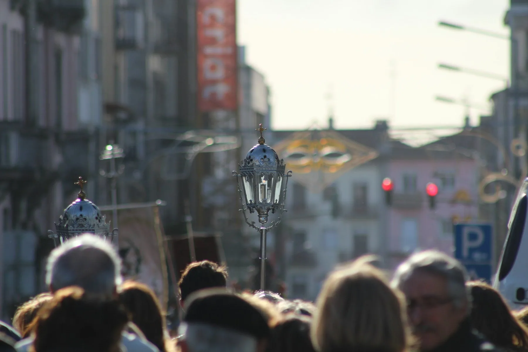 Folkemengde i gatene i Braga under påskeuken, med gatelykter og gamle fasader