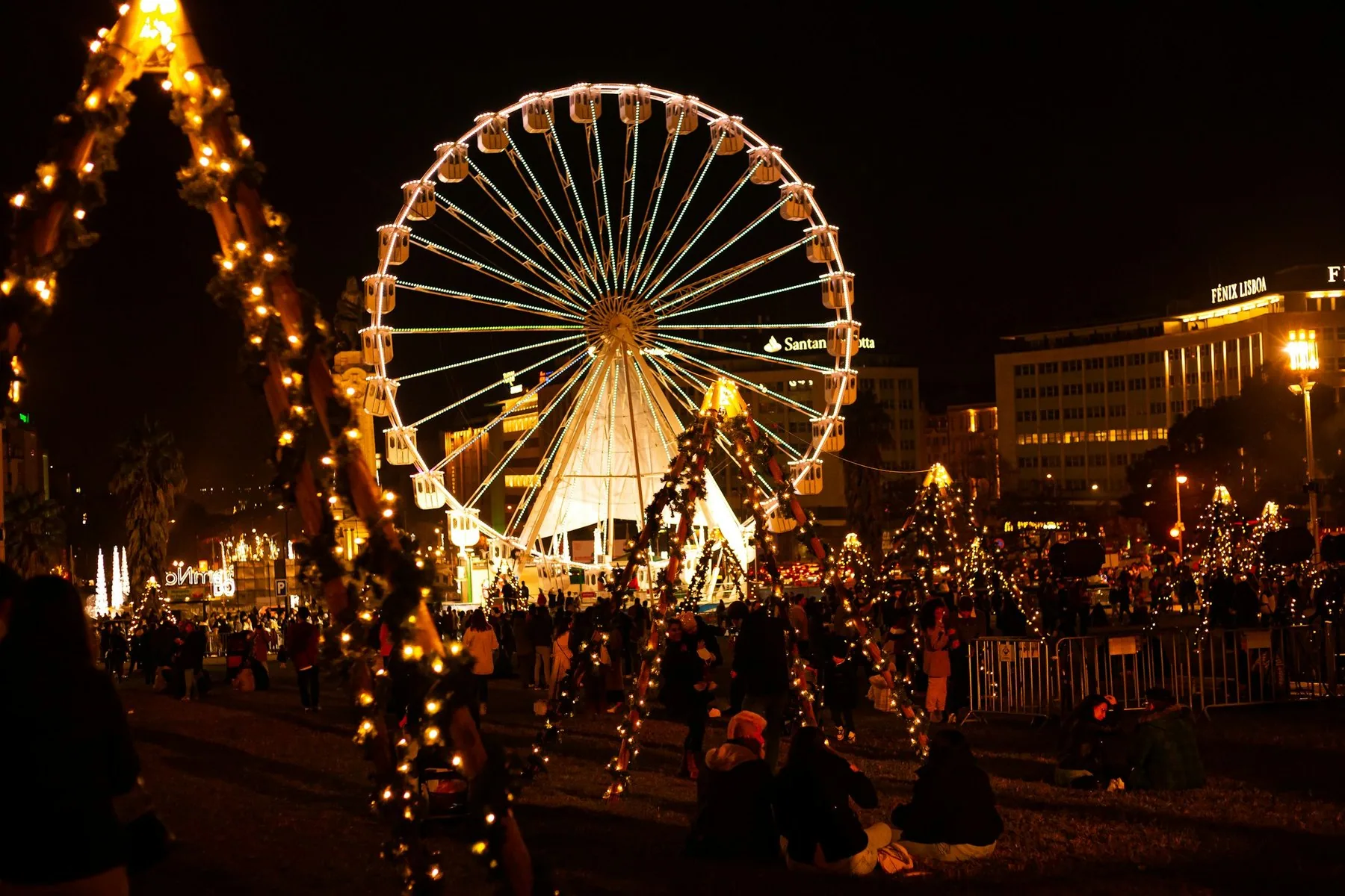 Pariserhjul omgitt av julelys i Parque Eduardo VII i Lisboa i desember