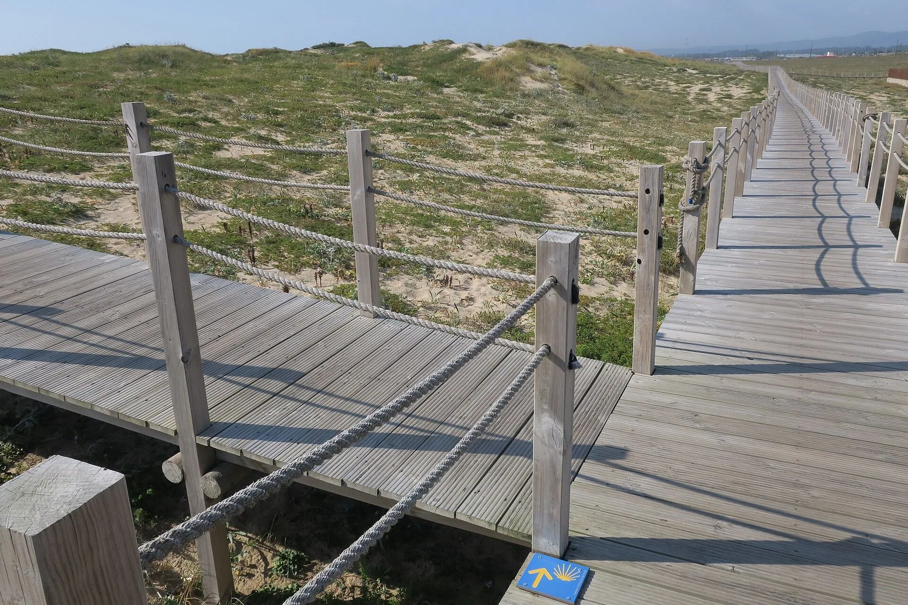 Gangbro av tre gjennom sanddynene langs Caminho da Costa ved Aguçadoura i Póvoa de Varzim