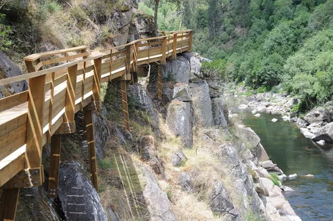 Tregangbroen Passadiços do Paiva langs fjellsiden over Paiva-elven ved Arouca